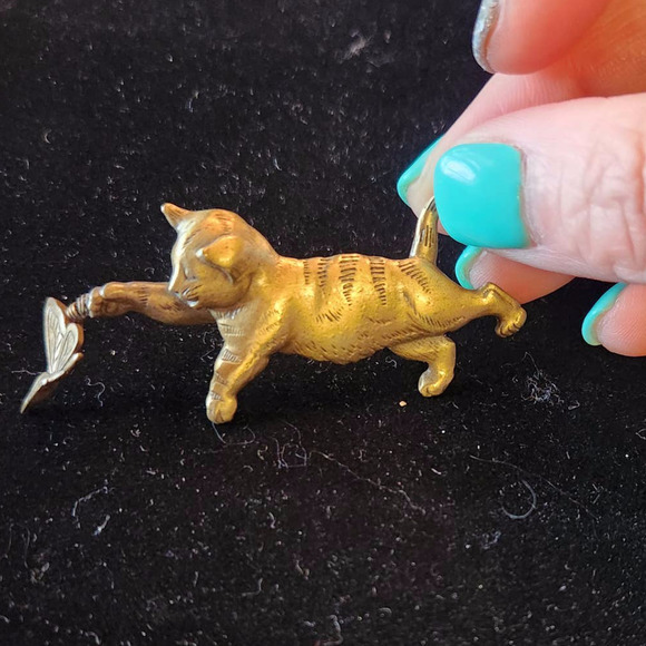 Vintage JJ Jonette Gold Tone Metal Cat Playing With Butterfly Brooch Pin 2.5" - Picture 1 of 4
